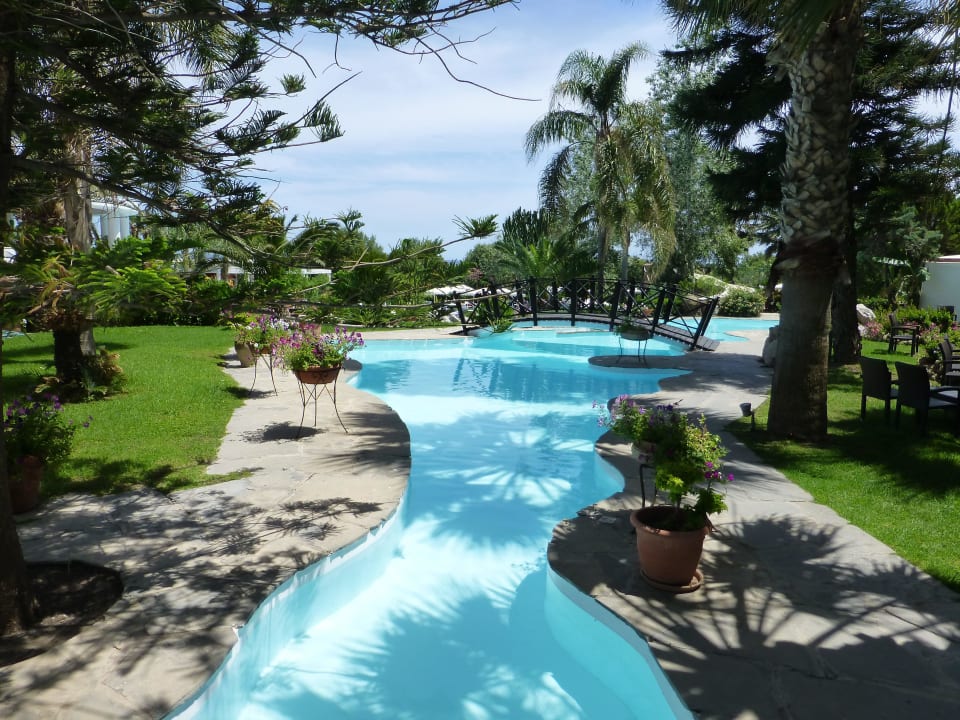 Die wunderschön angelegte Gartenanlage des Calypso Hotel Calypso Beach