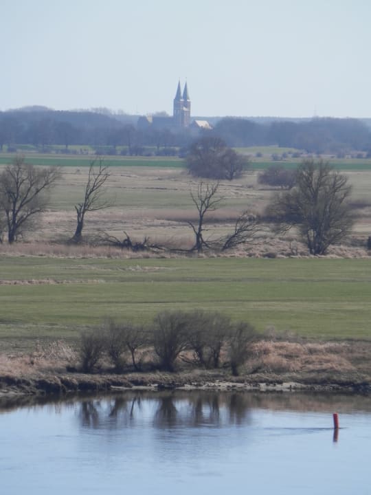 Blick aus dem Zimmer auf die Elbe Ringhotel Schloss Tangermünde