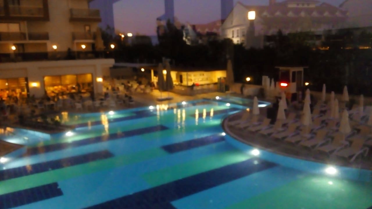 Poolbereich mit Poolbar Glamour Resort & Spa