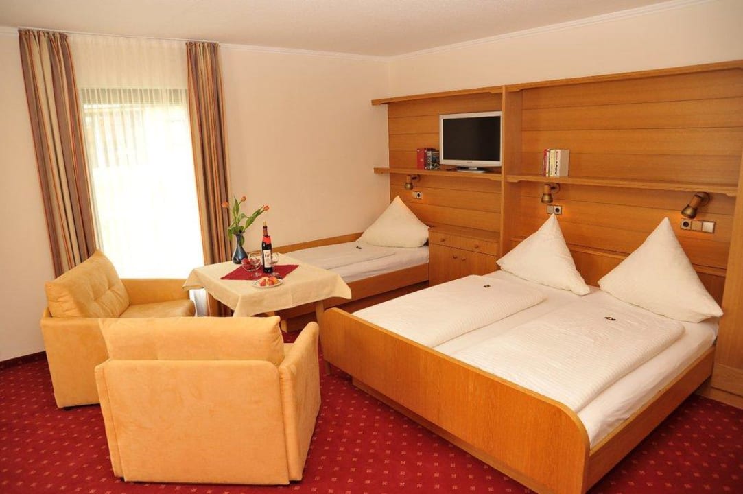 Familienzimmer mit Badewanne und Balkon Hotel Gasthof Reiner