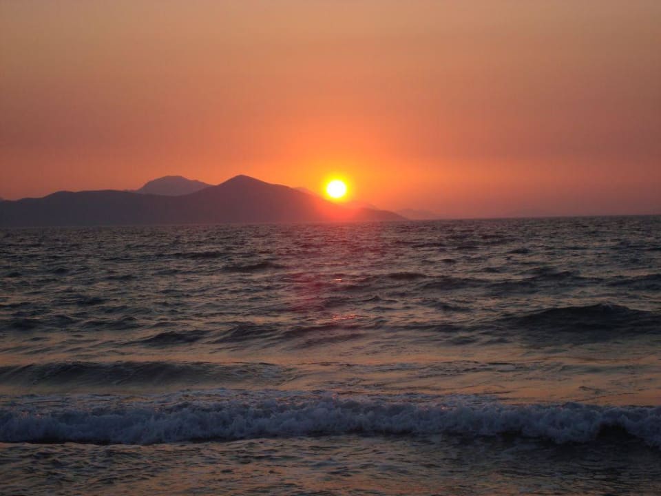 Sonnenuntergang am Hotelstrand Blue Lagoon Resort