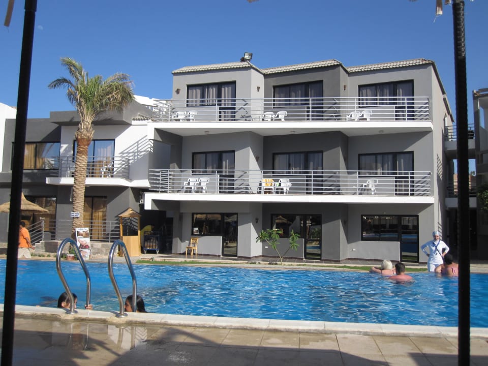 Наш номер крайний слева - очень классно! Seagull Beach Resort