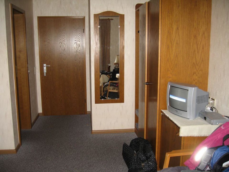 Der Eingangsbereich mit Schrank und Minifernseher Pension Schwarzwaldfrieden
