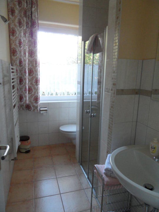 Badezimmer mit Fenster Harz Resort Waldesruh