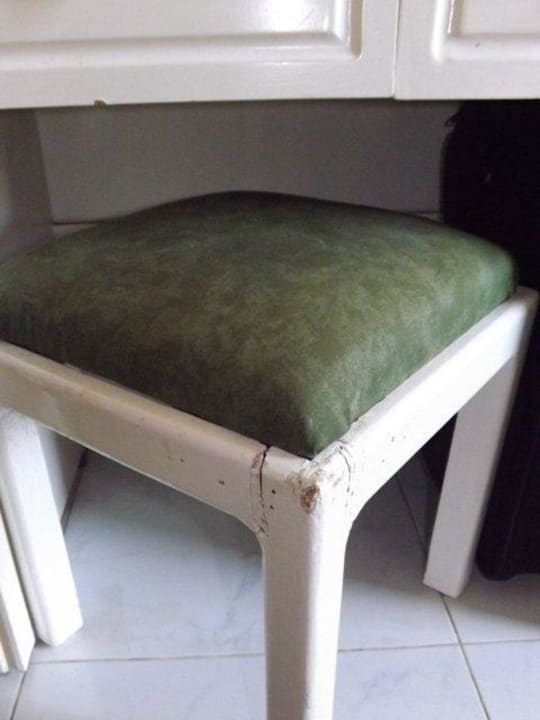 Defekte Sitzmöglichkeiten im Zimmer Lotus Bay Beach Resort