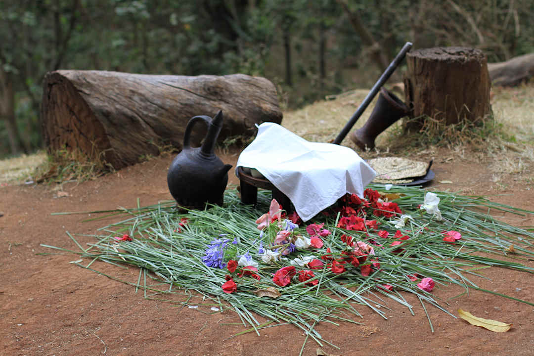 Příprava na kávový ceremoniál Aregash Lodge