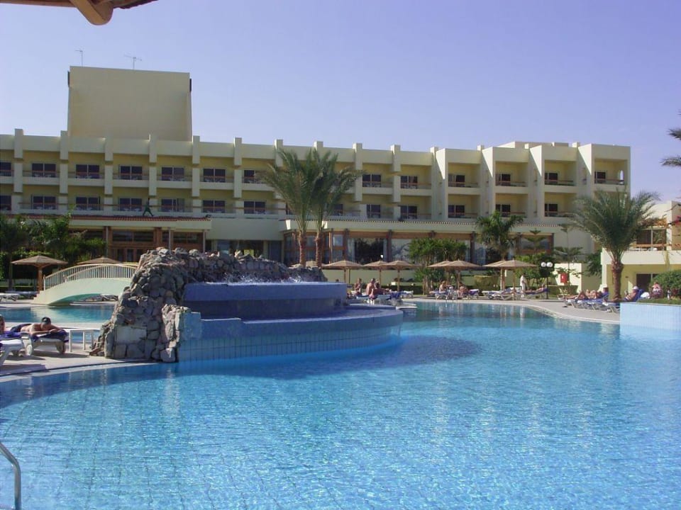 Haupthaus vom großen Pool aus gesehen Palm Beach Resort