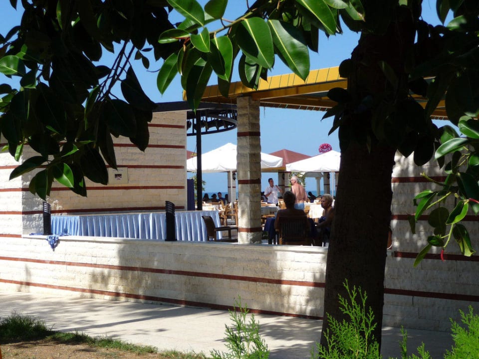 Blick auf die Strandterrasse Hotel Sirma