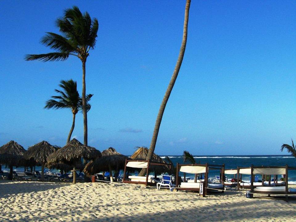 Linke Seite Schirme; rechts im VIP-Paket Punta Cana Princess All Suites Resort & Spa