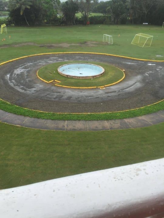 Defekter verdreckter Springbrunnen Puerto Plata Village