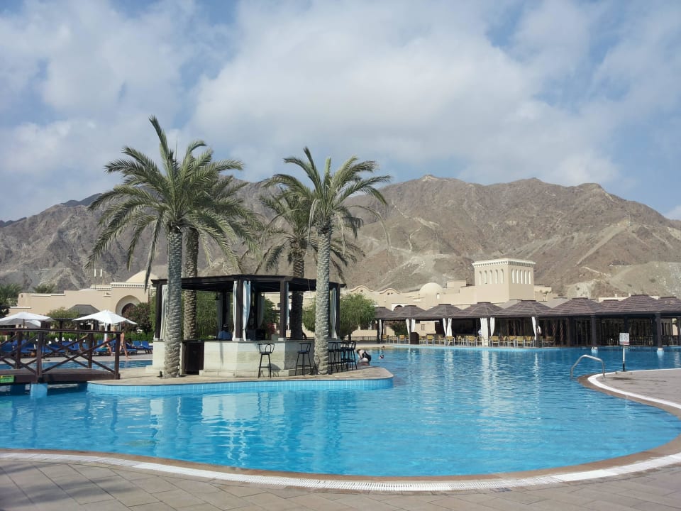 Pool mit Bar Miramar Al Aqah Beach Resort