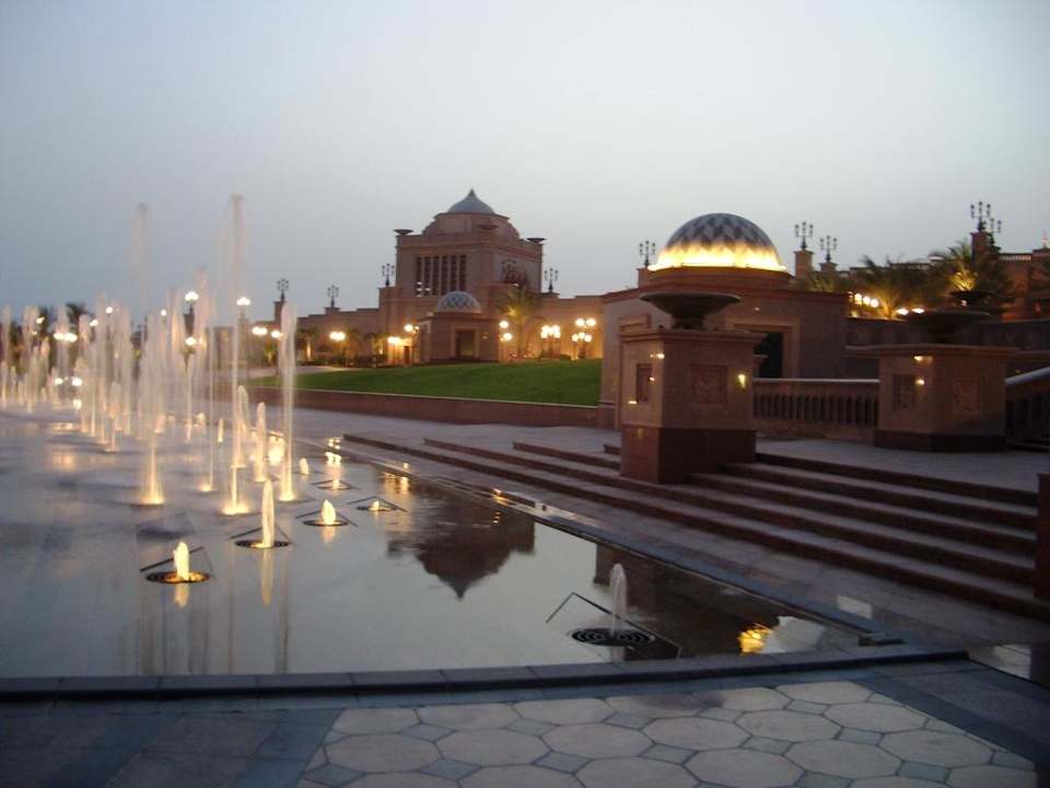 Springbrunnen vor dem Hotel Emirates Palace Mandarin Oriental