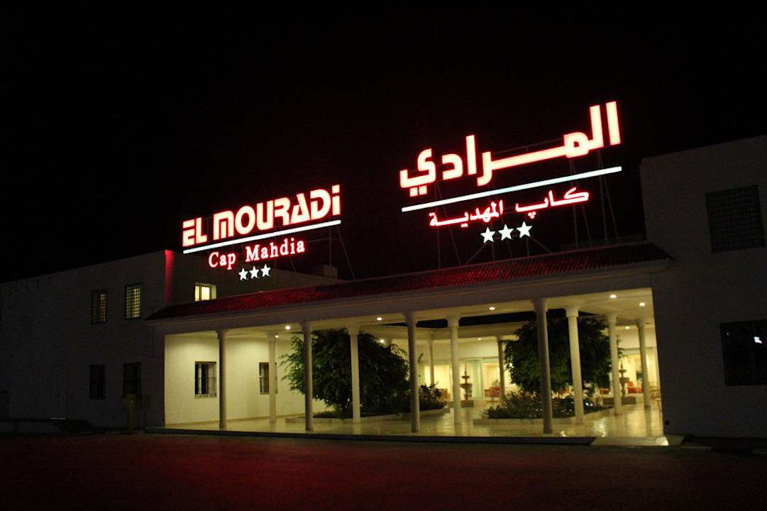 Hotel von außen bei Nacht Hotel El Mouradi Cap Mahdia