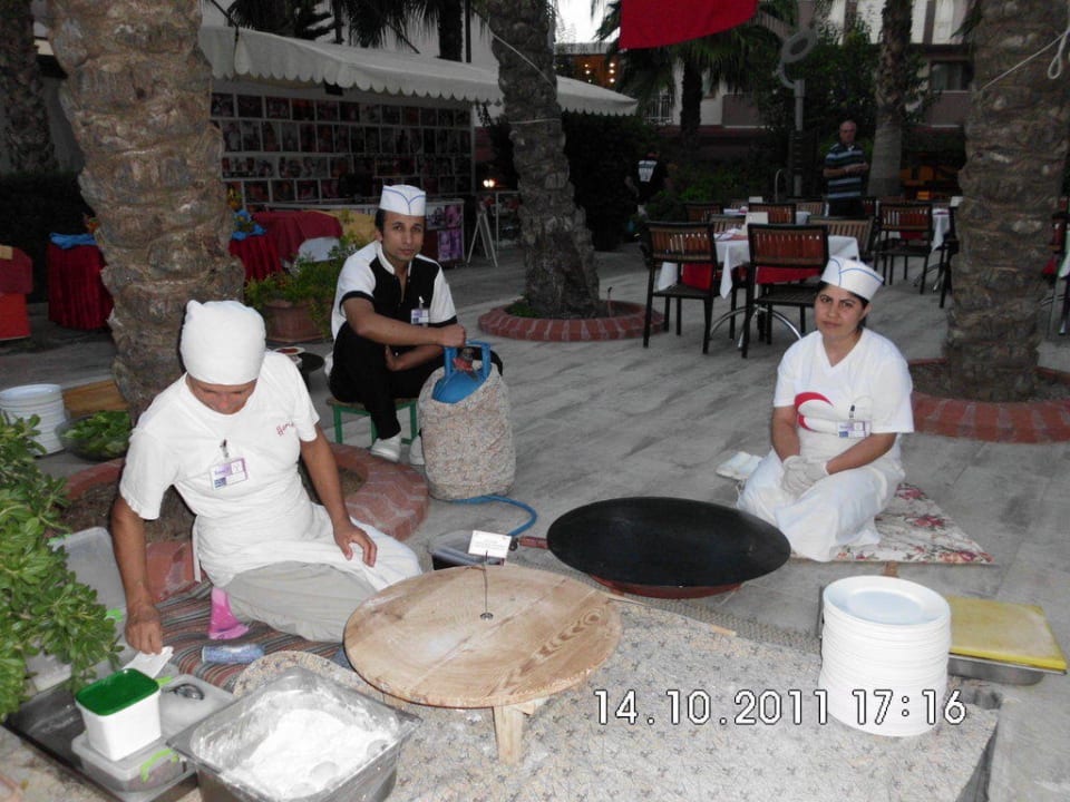 Die fleißigen Frauen beim Gala-Abend Hane Family Resort