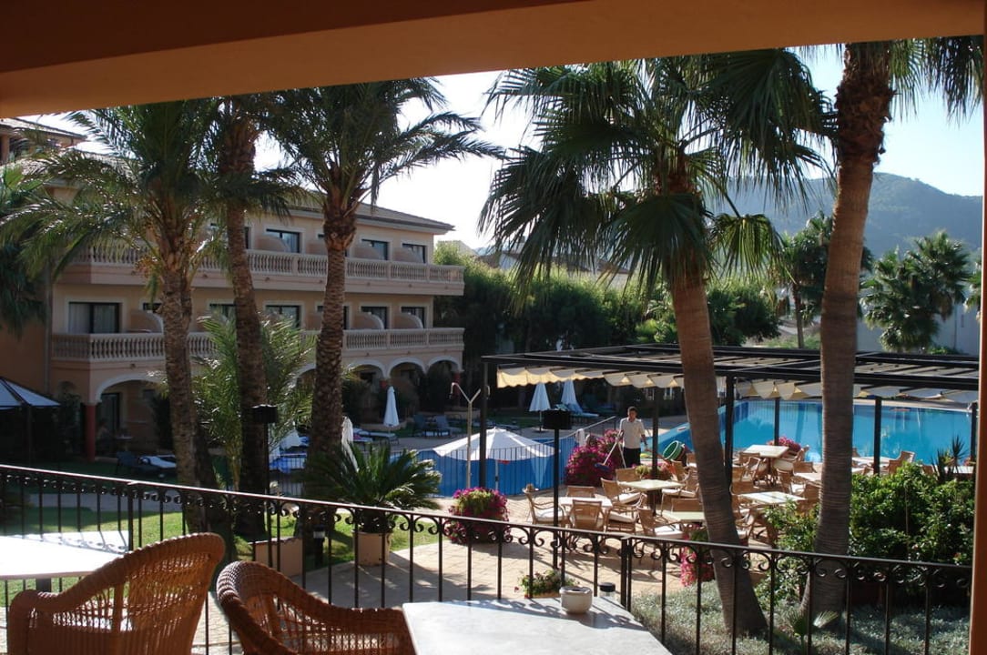 Blick von der Hotelterrasse zum Pool Mon Port Hotel & Spa