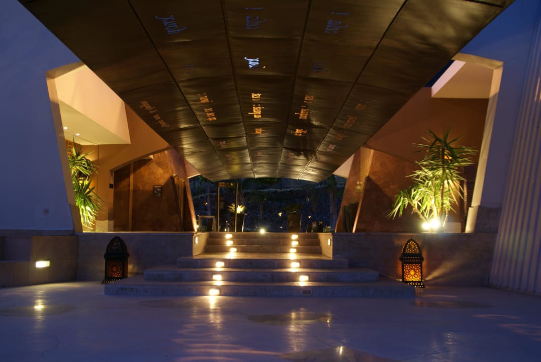 Eingangsberich am Abend Retac Qunay Dahab Resort and Spa