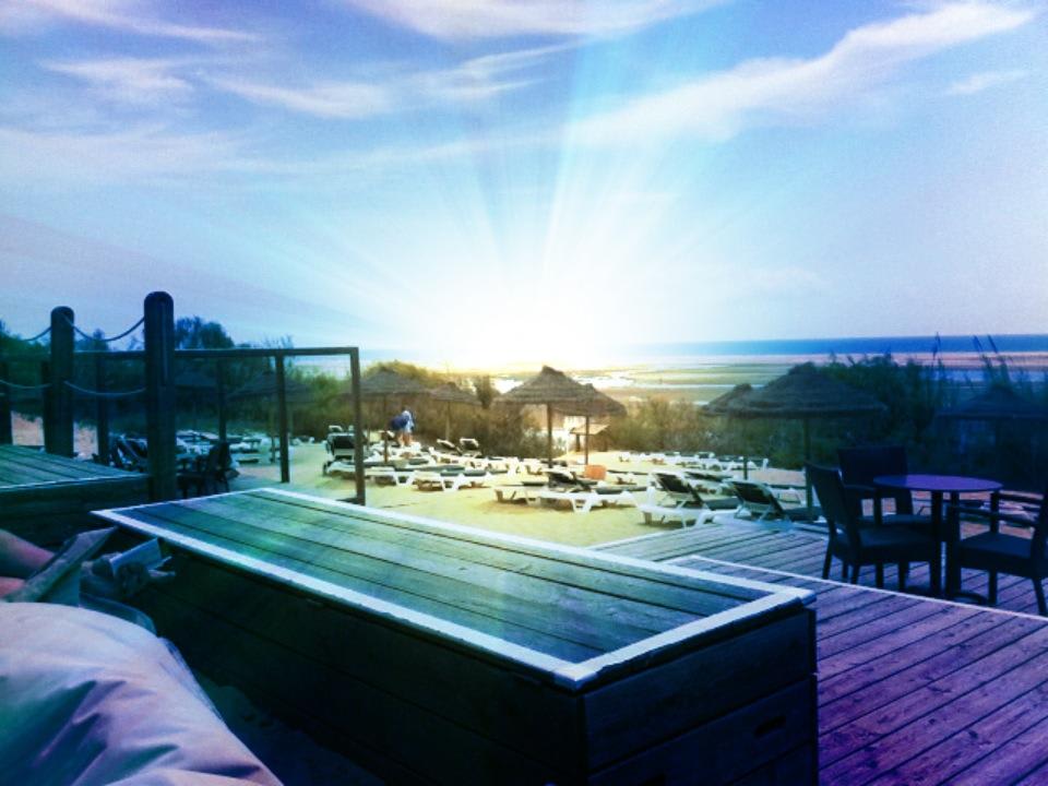 Blick auf den Strand vom "Fatboy"-Kissen  ROBINSON QUINTA DA RIA