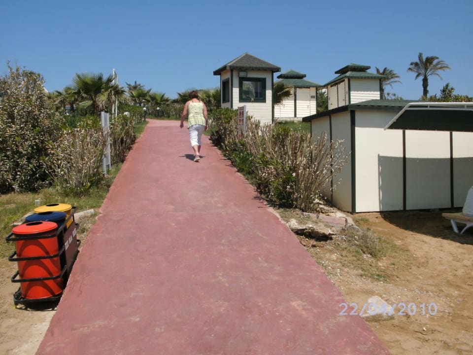 Weg vom Hotel zum Strand  0 Hotel Turan Prince