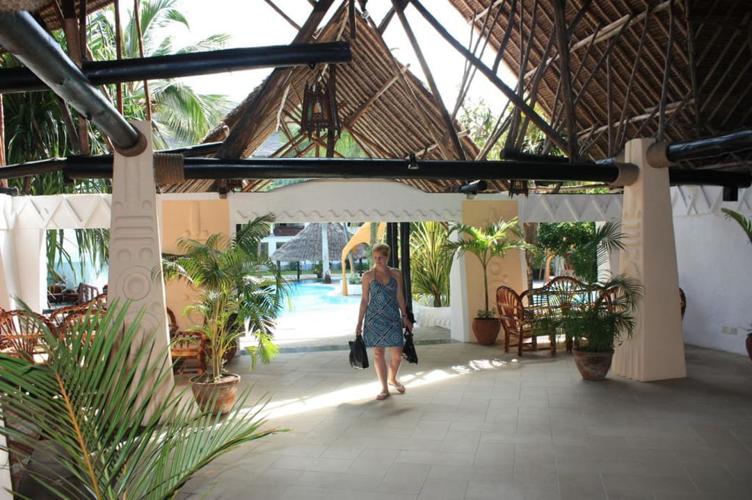 Lobby - offenes und mit  Palmen gedecktes Dach Hotel Southern Palms Beach Resort