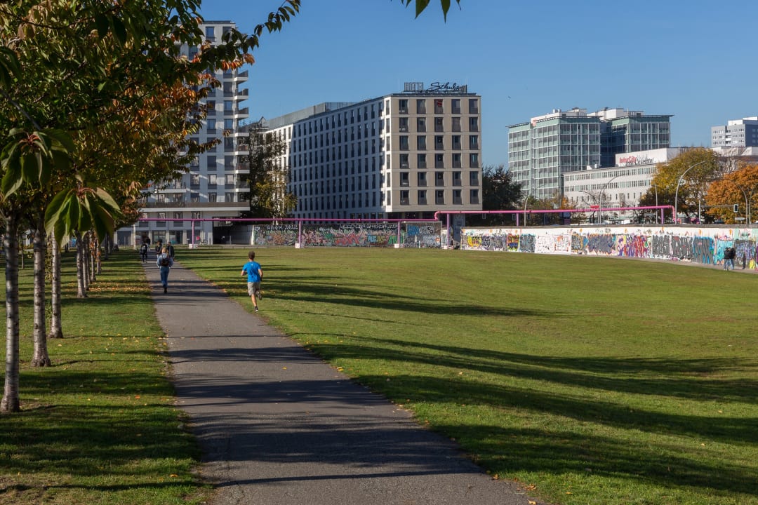 Außenansicht Schulz Hotel Berlin Wall at the East Side Gallery