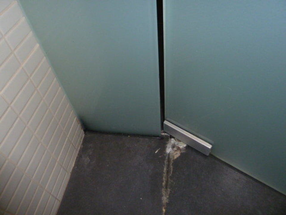 Verkalkte Fugen im Bad Atlantica Mikri Poli Kos