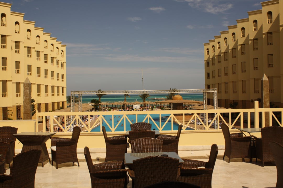 Бар на открытом воздухе AMC Royal Hotel & SPA