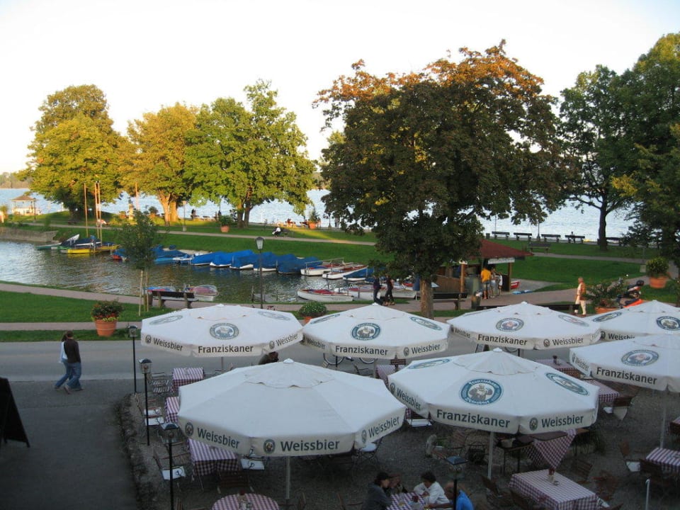 Blick vom Balkon auf die Terrasse des Restaurants Garden Hotel Reinhart