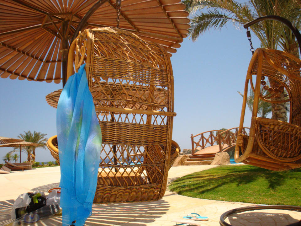 Kosze wiklinowe oprócz leżaków Coral Hills Resorts & SPA