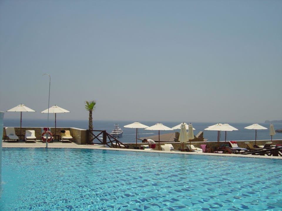 Blick auf das Meer vom mittleren Pool Hotel Kalithea Horizon Royal