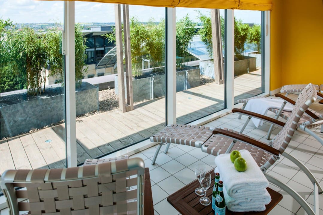 Der Ausblick von dem Ruhebereich der Sauna Hotel Elbflorenz Dresden