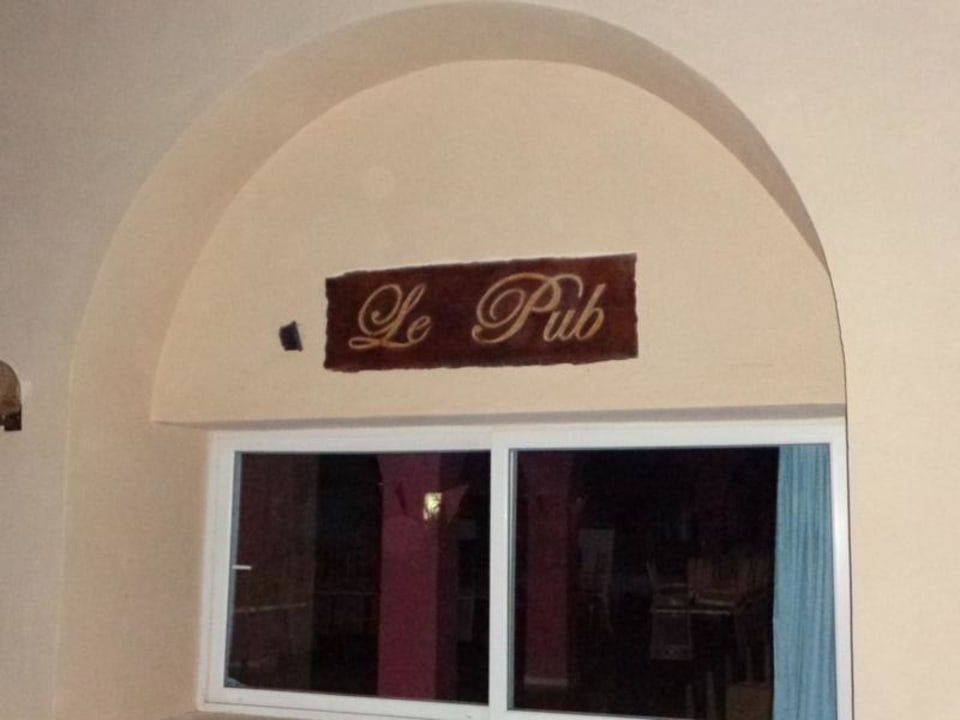 Geschlossenes Pub Zita Beach Resort