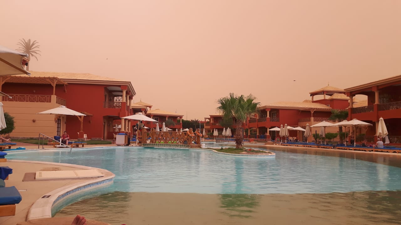 400er Pool bei Standsturm Pickalbatros Alf Leila Wa Leila Resort - Neverland Hurghada