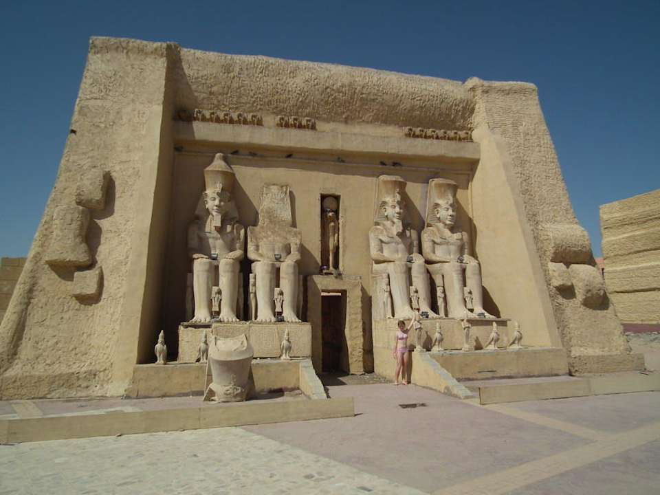 Kamienne posągi Pickalbatros Alf Leila Wa Leila Resort - Neverland Hurghada