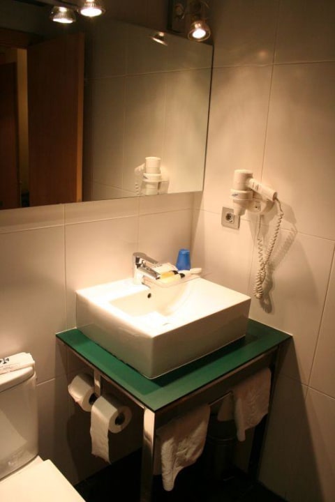 Bad: auch hier herrscht eine sachlich-klare Linie Hotel Ciutat de Barcelona