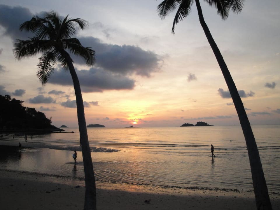 Sonnenuntergang und Happy Hour am Strand Dinso Resort & Villas Ko Chang, Vignette Collection by IHG