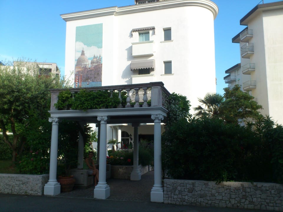 Garden of the hotel (view from the parking area) Park Hotel Cellini