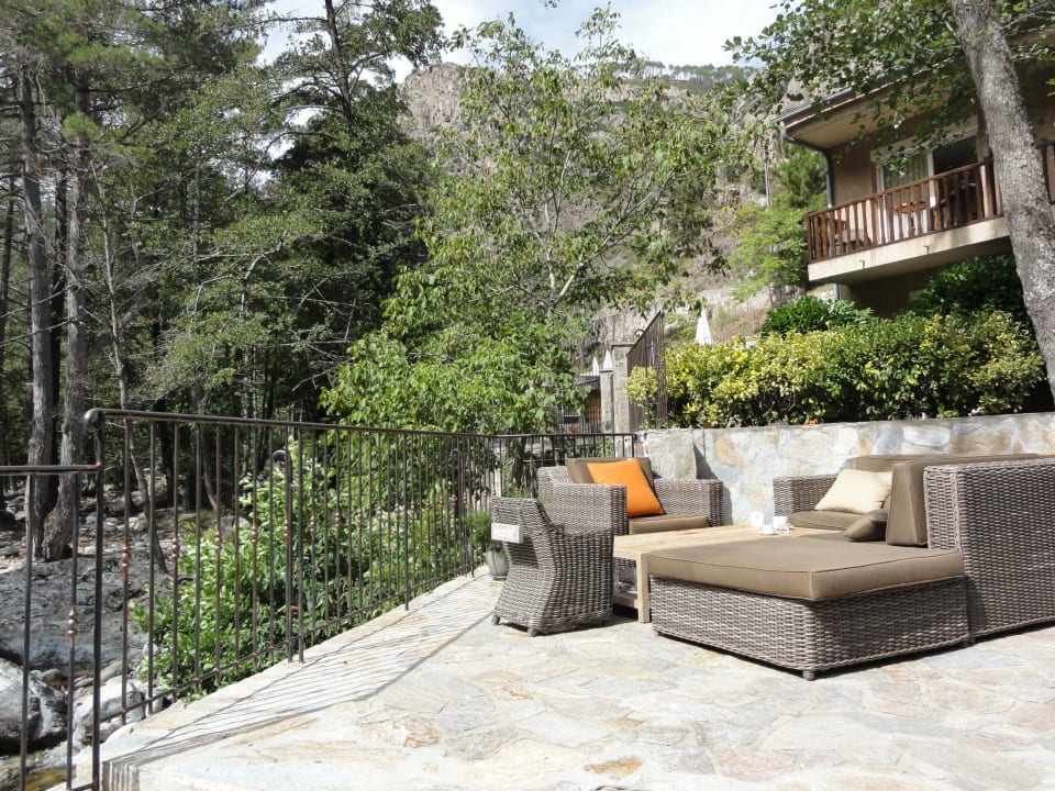 Lounge im Garten (Abends mit Kerzen beleuchtet) Hotel Dominique Colonna