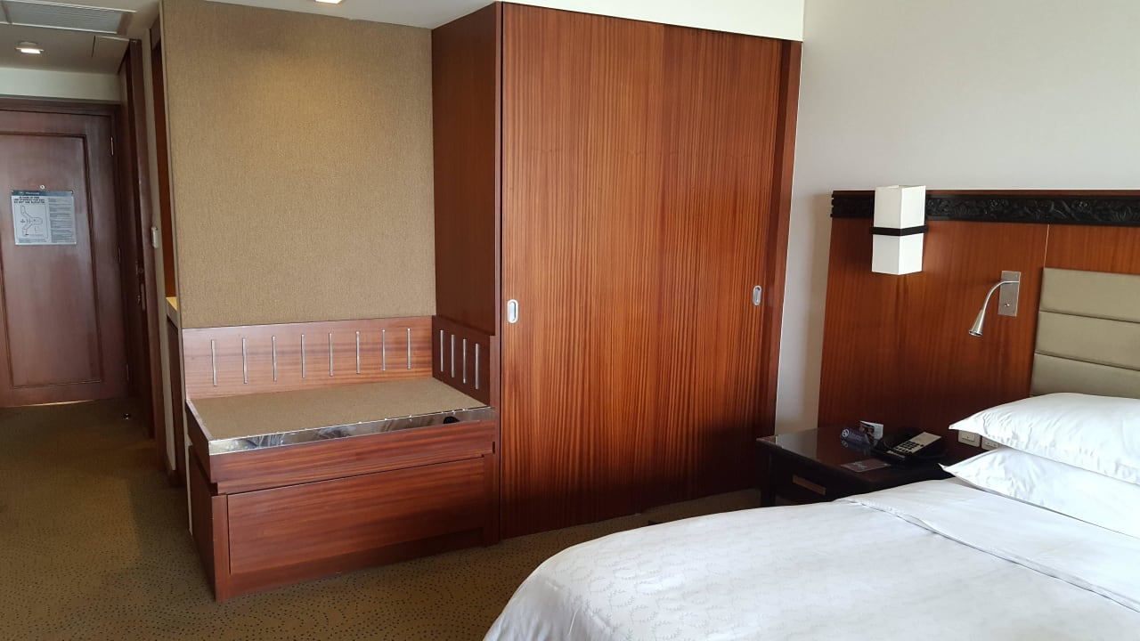 Zimmer Royal Orchid Sheraton Hotel & Towers