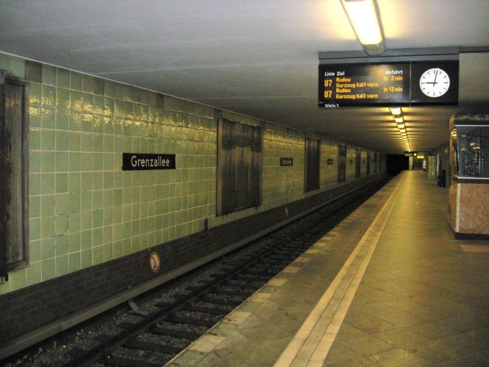 U-Bahnhof "Grenzallee" Centro Park Hotel Berlin-Neukölln