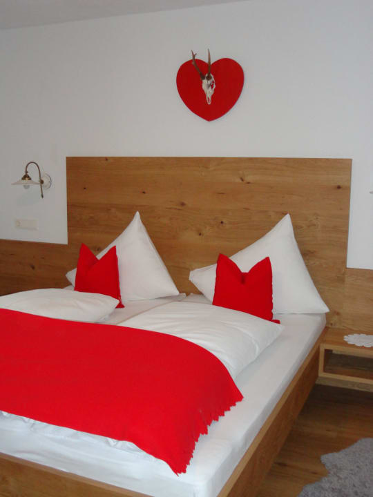 Wohlfühl Doppelzimmer mit Holz und Naturmaterialen Alpenferienwohnung Strickner
