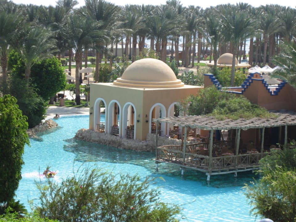 Pool mit Karibik-Restaurant Grand Makadi