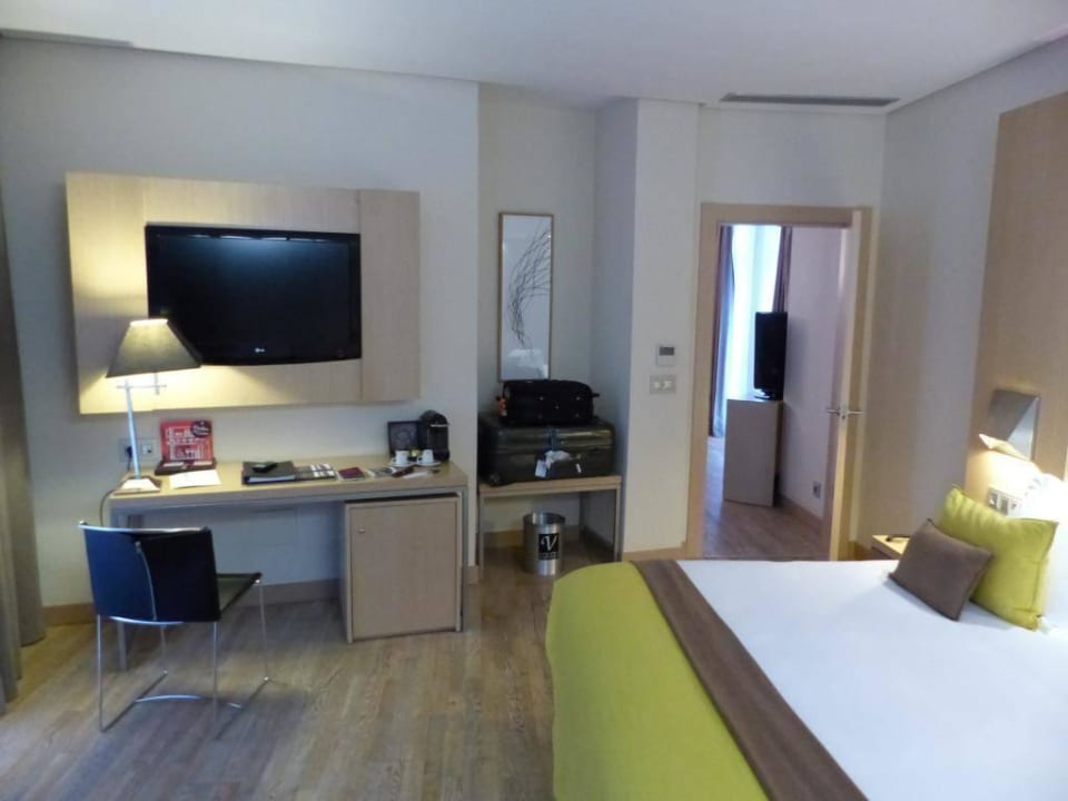 Schlafzimmer mit Blick auf den Schreibtisch Hotel Vincci Selección Posada del Patio