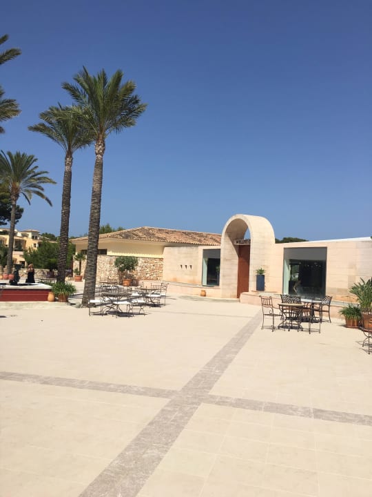 Der neu renovierte zentrale Platz im Club ROBINSON CALA SERENA