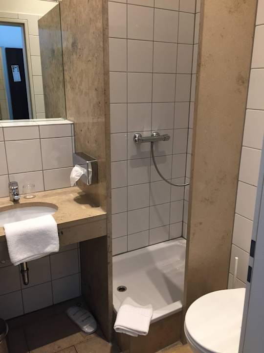 Zimmer 26 - Badezimmer mit offener Dusche Burns Art Hotel