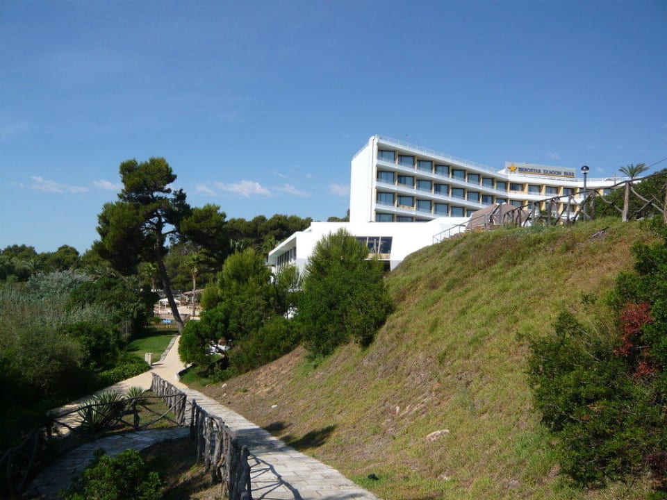 Hotelgebäude mit Garten Hotel Exagon Park