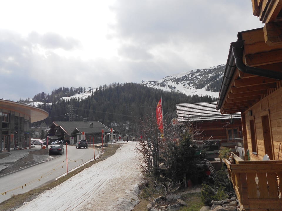 Blick vom Balkon, auf eine Zubringerpiste Appartementhaus Speckalm