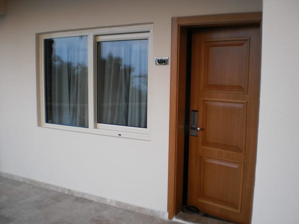 Eingang Bungalow 1. O.G Oscar Resort Hotel