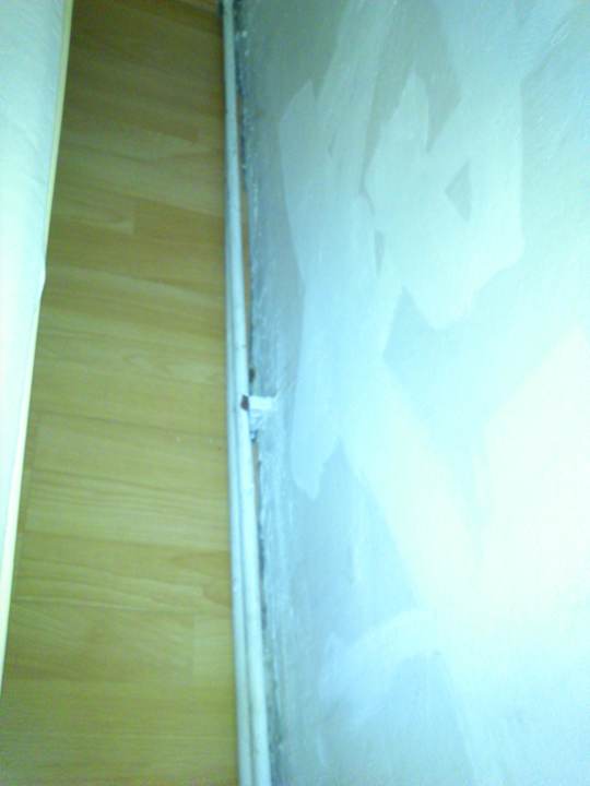 Schmutz zwischen Wand Laminat und Rohren Altstadt Apartment Enteresan