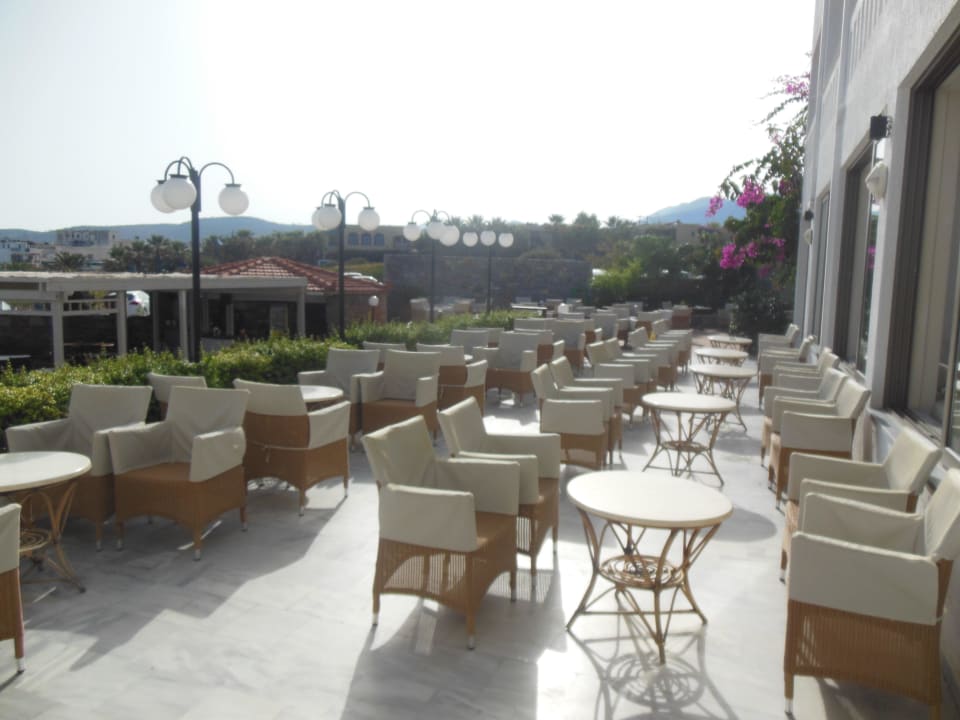 Außenbereich der Lobby Maritimo Beach Hotel