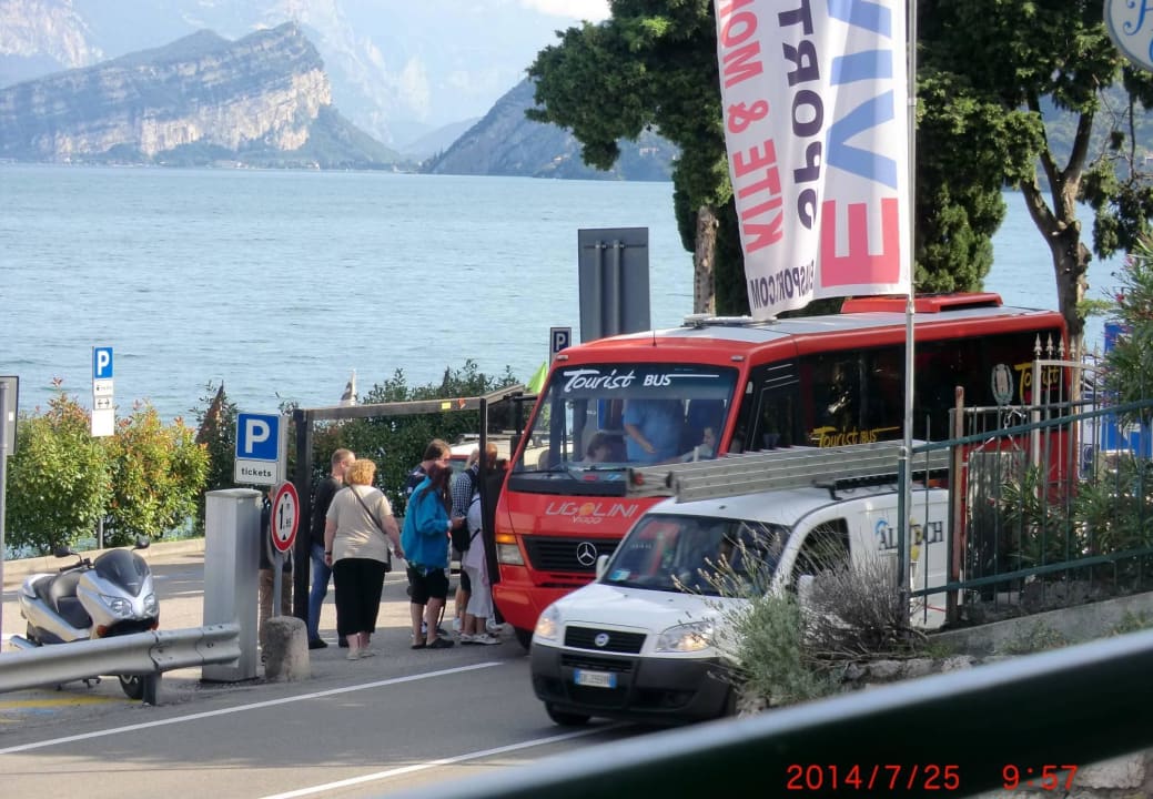Bushalte direkt am Hotel.-Blick von der Terrasse Hotel Sole